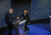 Kamala Harris estrecha la mano de Donald Trump al principio del debate.