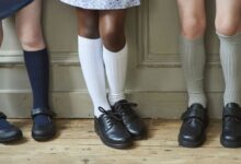 Niña de 5 años de edad usa sus zapatos para escapar de camioneta escolar