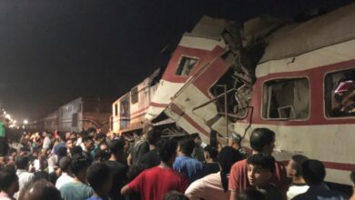 Tragedia en Egipto: chocan dos trenes y colapsan sus vagones, hay 3 pasajeros muertos