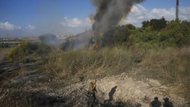 Un polcía inspecciona el lugar en el que impactó el misil, en el centro de Israel.