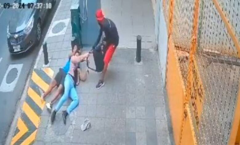 VIDEO: Asaltantes le aplican la “mataleón” a un joven en plena calle para robarle sus pertenencias