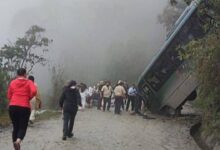 VIDEO: Autobús con turistas mexicanos se despista y cae a barranco; iban rumbo a Machu Picchu