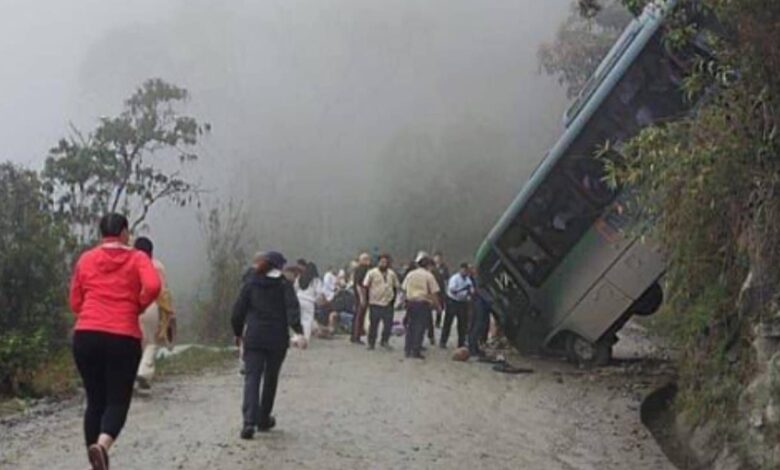 VIDEO: Autobús con turistas mexicanos se despista y cae a barranco; iban rumbo a Machu Picchu