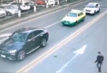 VIDEO FUERTE: Un niño es atropellado cuando trataba de sacar su balón debajo de una camioneta