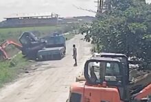 VIDEO: excavadora vuelca sobre río y operador se ahoga