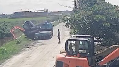 VIDEO: excavadora vuelca sobre río y operador se ahoga