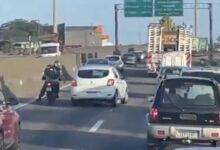 VIDEO: motociclista se pone a discutir con automovilista y lo mata un tráiler al aplastarlo