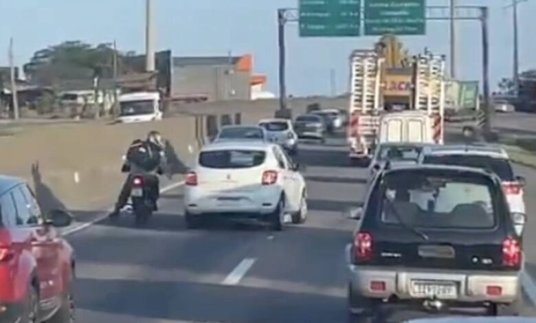 VIDEO: motociclista se pone a discutir con automovilista y lo mata un tráiler al aplastarlo