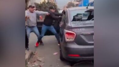 “¡Por rateros!”: Comerciantes golpean a presuntos estafadores y les destrozan su auto | VIDEO