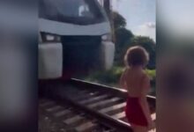 ¡Sobrevivió de milagro! Una mujer fue arrollada por un tren cuando intentaba tomarse una épica foto: VIDEO