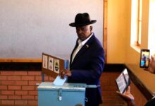 El presidente de Botsuana, Mokgweetsi Masisi, introduce su voto en una urna en una escuela de Moshupa, este miércoles.