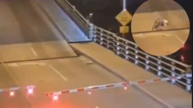 Ciclista es aplastado por un puente elevadizo: VIDEO