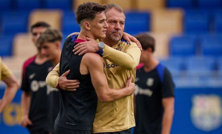 Hansi Flick abraza a Gavi en un entrenamiento