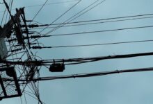 Hombre se electrocuta con cables de luz y queda colgando de un poste eléctrico