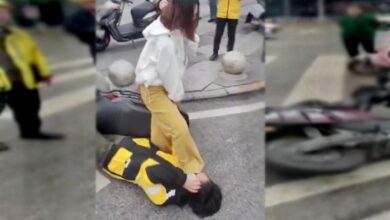 IMÁGENES FUERTES: Mujer da brutal golpiza a motociclista que le reclamó su forma de conducir