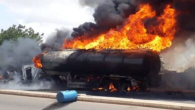 IMÁGENES FUERTES: hacían rapiña de gasolina en un camión accidentado y explotó, hay más 100 muertos