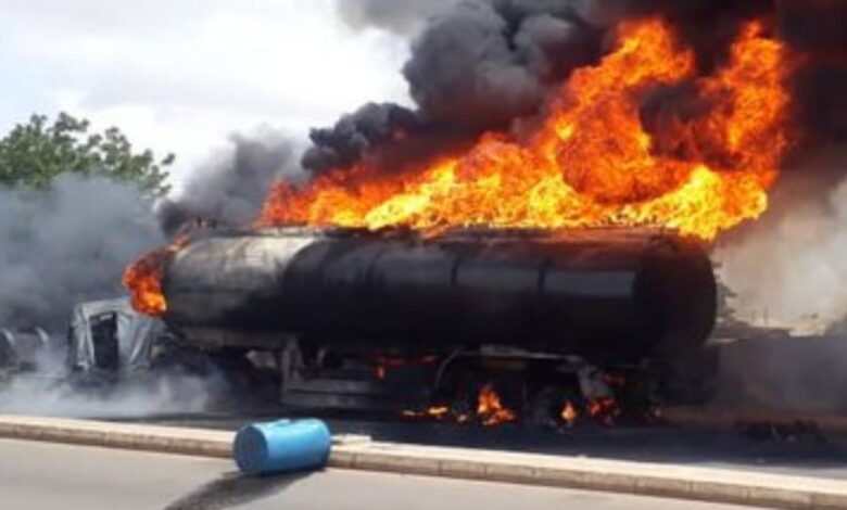 IMÁGENES FUERTES: hacían rapiña de gasolina en un camión accidentado y explotó, hay más 100 muertos