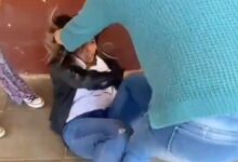 Mamás dan brutal golpiza a maestra por presunto maltrato a estudiantes: VIDEO