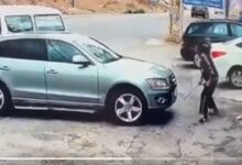 Mujer se defiende a balazos de un hombre que intentó agredirla con un tubo: VIDEO