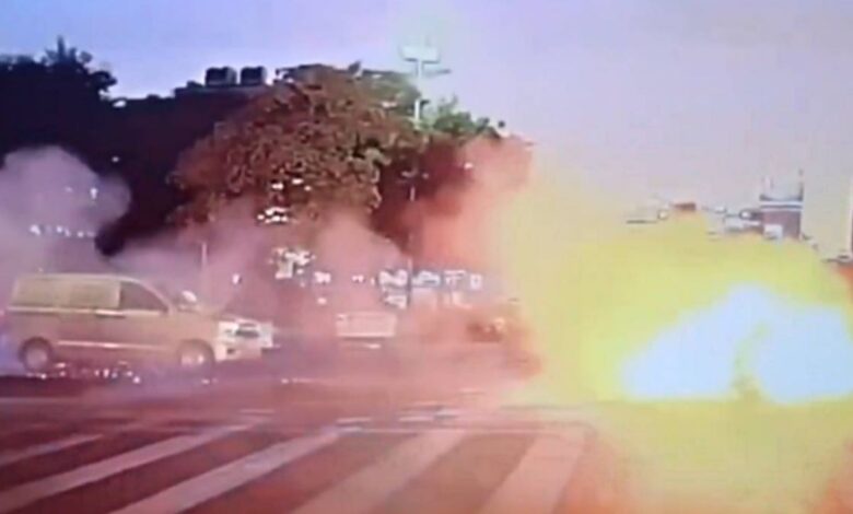 VIDEO: Explota motocicleta eléctrica mientras era conducida por la ciudad de Shenzhen