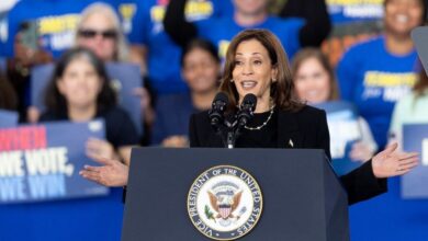 VIDEO: exhiben a “mujer demonio” en un mitin de Kamala Harris