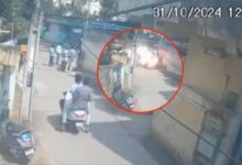 VIDEO: traían cohetes en su moto y explotan por accidente, uno muere en el acto