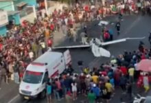 Avioneta se desploma en concurrida avenida y cae sobre una camioneta, suman dos muertos | VIDEO