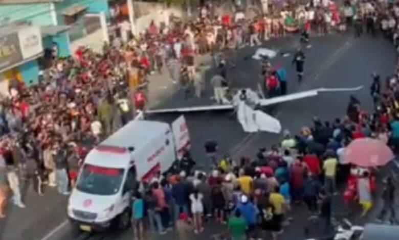 Avioneta se desploma en concurrida avenida y cae sobre una camioneta, suman dos muertos | VIDEO