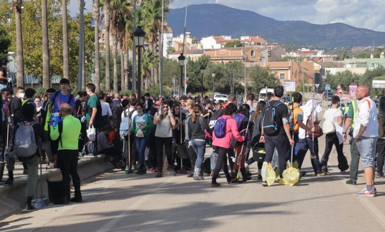 Voluntarios, este sábado en Chiva.