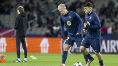 Pedri y Olmo, durante el calentamiento del partido ante el Brest.