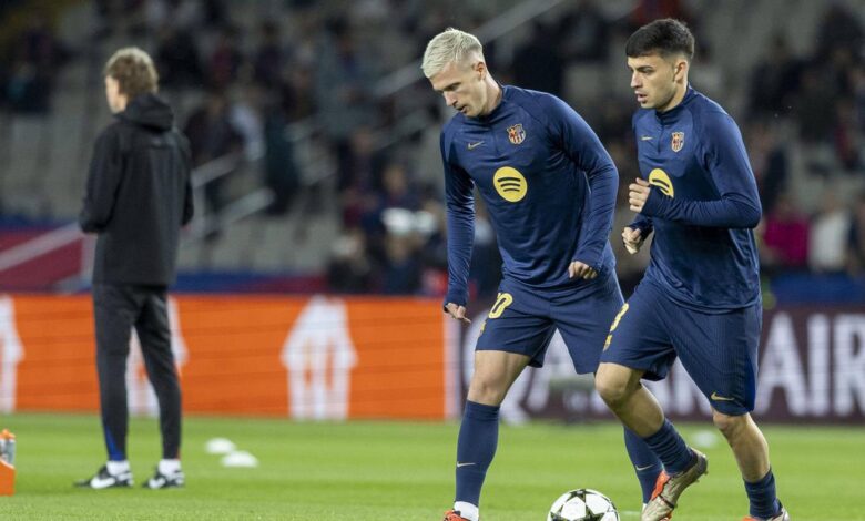 Pedri y Olmo, durante el calentamiento del partido ante el Brest.