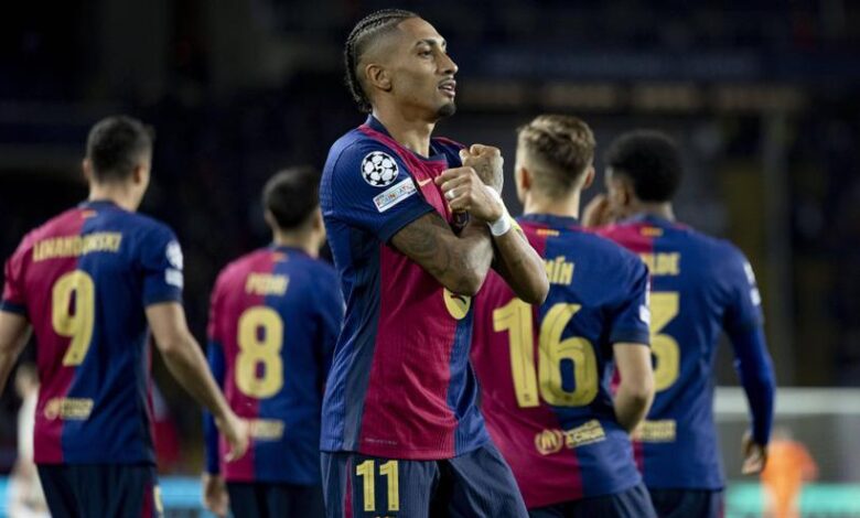 Raphinha celebrando uno de sus goles en el Barça - Bayern.