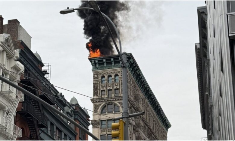 Fuerte incendio consume edificio histórico de Manhattan | VIDEO