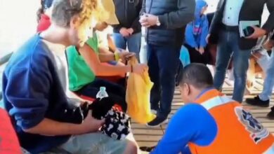 Hallan más cadáveres y sobrevivientes en la tragedia del mar del barco hundido lleno de turistas