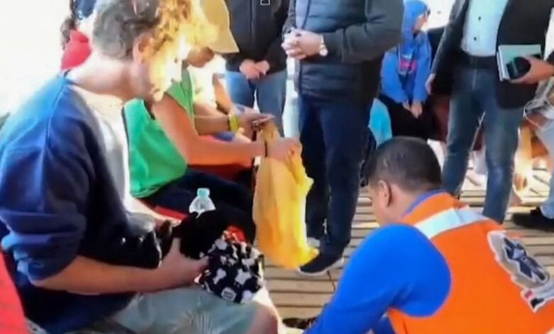 Hallan más cadáveres y sobrevivientes en la tragedia del mar del barco hundido lleno de turistas