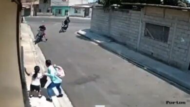 Indigna VIDEO de niña y madre que quedan en medio de balacera al salir de la escuela