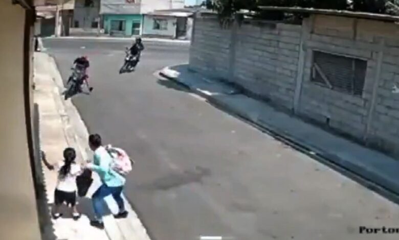 Indigna VIDEO de niña y madre que quedan en medio de balacera al salir de la escuela