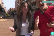 Un individuo interrumpe el directo de À Punt que informaba sobre la DANA