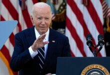 Juez declara ilegal programa de migrantes para cónyuges del gobierno de Biden