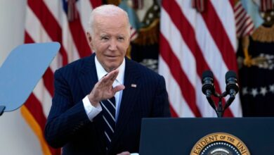 Juez declara ilegal programa de migrantes para cónyuges del gobierno de Biden