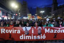 La comunidad educativa y las familias claman por la dimisión de Mazón y Rovira tras la DANA