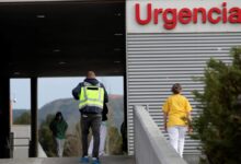 Un Policía entra en las Urgencias del hospital Princesa de Asturias el día del asesinato