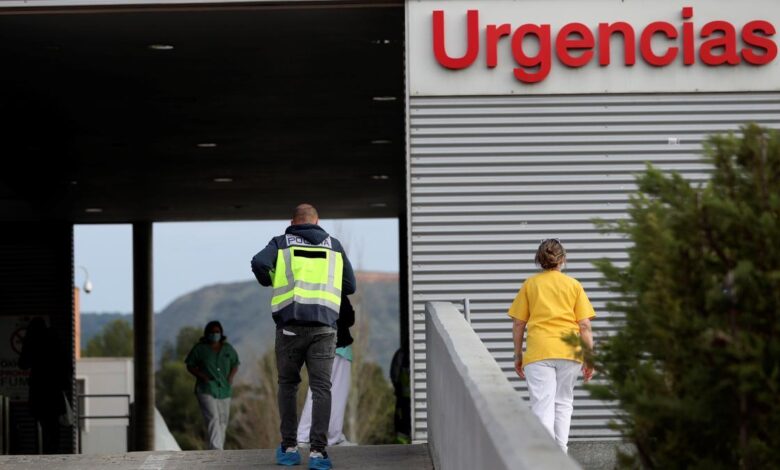 Un Policía entra en las Urgencias del hospital Princesa de Asturias el día del asesinato