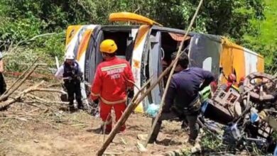 Momento exacto en que autobús escolar cae en precipicio y deja 7 muertos y 30 heridos | VIDEO