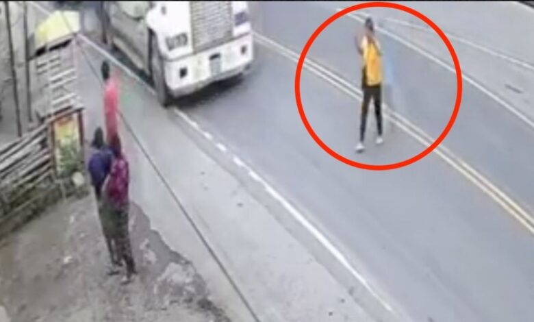 Mujer cruza la calle sin fijarse y es atropellada por un tráiler | VIDEO