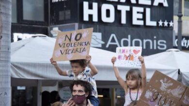 Dos niños con carteles participan en una concentración feminista.