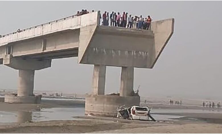 Tragedia en la India: error de GPS hizo que coche subiera a puente sin terminar y cayera a un río dejando 3 muertos