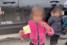 Una niña de dos años cruza sola la frontera entre México y EU con una nota en la mano