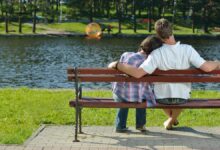 Una pareja de adolescentes en un parque.