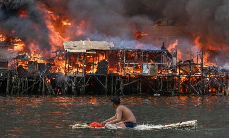 VIDEO | Incendio arrasa 1,000 hogares dejando devastación en Manila, Filipinas